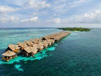 Wasserbungalows mit Steg im Adaaran Select Hudhuran Fushi auf den Malediven – Unterkunft während des Kompaktkurses Tauchmedizin 2026