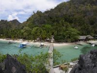 Bucht des Sangat Island Dive Resort mit Tauchbooten, Strand und tropischer Vegetation beim Kompaktkurs Tauchmedizin 2027