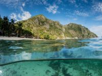 Blick über Strand, Riff und Kalksteinfelsen bei Sangat Island in der Coron Bay auf Palawan