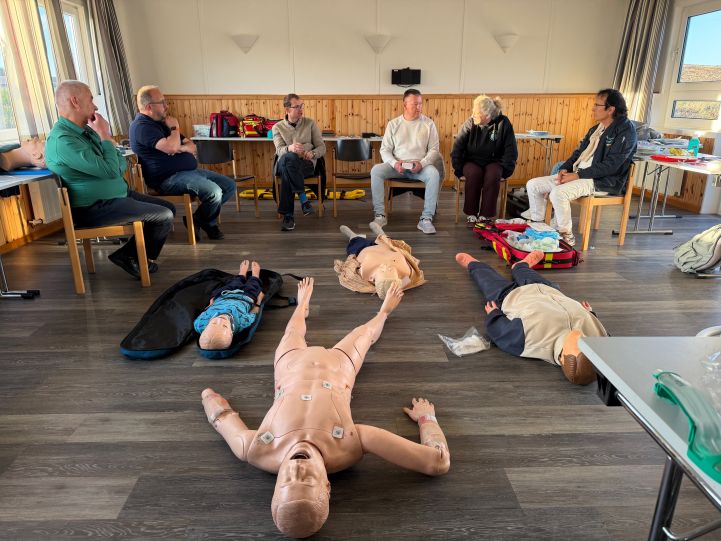 ACLS- und PALS-Ärztefortbildung mit Simulationspuppen im Notfallmedizin-Training