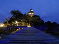 Sangat Island Dive Resort bei Nacht mit beleuchtetem Pavillon und Steg in der Coron Bay, Palawan