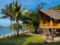 Strandvilla mit Palmen im Sangat Island Dive Resort auf Palawan beim Kompaktkurs Tauchmedizin 2027