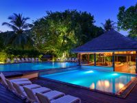 Beleuchteter Poolbereich im Adaaran Select Hudhuran Fushi auf den Malediven – Unterkunft während des Kompaktkurses Tauchmedizin 2026