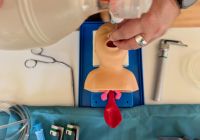 Atemwegsmanagement-Training an einer Simulationspuppe im Notfallmedizin-Kurs
