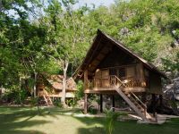 Villen des Sangat Island Dive Resort in tropischer Vegetation auf Palawan für den Kompaktkurs Tauchmedizin 2027