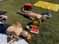 Notfallmedizin-Training mit Simulationspuppen und Rettungsausrüstung im Außenbereich