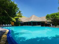 Großzügige Poolanlage im Adaaran Select Hudhuran Fushi auf den Malediven – Erholung während des Kompaktkurses Tauchmedizin 2026