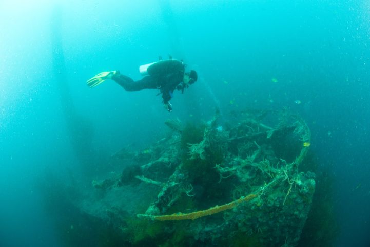 Taucher über einem historischen Schiffswrack in der Coron Bay beim Kompaktkurs Tauchmedizin 2027