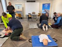ACLS- und PALS-Reanimationstraining mit Simulationspuppen in einer Ärztefortbildung