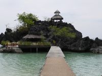 Felsenpavillon am Sangat Island Dive Resort in Palawan mit Steg und Blick auf die Coron Bay