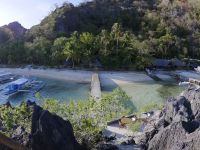 Sangat Island Dive Resort mit Strand, Steg und Tauchbooten in der Coron Bay – Veranstaltungsort des Kompaktkurses Tauchmedizin 2027
