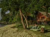 Strand und Villa im Sangat Island Dive Resort auf Palawan beim Kompaktkurs Tauchmedizin 2027