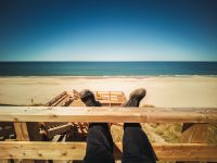 Blick vom Dünensteg auf den Strand und das Meer von Sylt beim Flugmedizin-Kurs