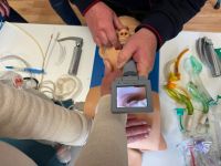 Videolaryngoskopie-Training an einer Simulationspuppe im Notfallmedizin-Kurs