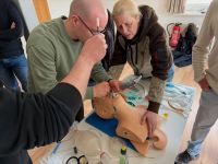 Intubations- und Atemwegsmanagement-Training an einer Simulationspuppe im Notfallmedizin-Kurs