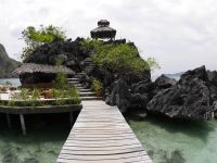 Holzsteg zum Felsenpavillon des Sangat Island Dive Resort in der Coron Bay bei Palawan, Philippinen