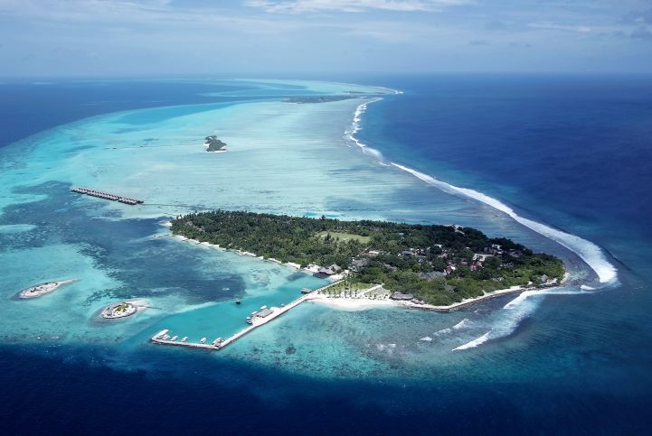 Luftaufnahme der Insel Hudhuran Fushi auf den Malediven – Veranstaltungsort des Kompaktkurses Tauchmedizin 2026