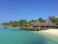 Strandbereich des Adaaran Select Hudhuran Fushi auf den Malediven – Kursresort für Ärztinnen und Ärzte