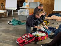 Praktisches Notfallmedizin-Training mit Infusion und Rettungsausrüstung