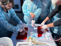 Praktisches Training zur Wundversorgung und Repatriierung im Flugmedizin-Kurs