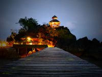 Beleuchtete Rock Bar des Sangat Island Dive Resort bei Nacht während des Kompaktkurses Tauchmedizin 2027