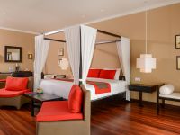 Zimmer mit Himmelbett im Adaaran Select Hudhuran Fushi auf den Malediven – Unterkunft für Teilnehmende des Kompaktkurses Tauchmedizin 2026