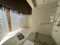 Badezimmer mit Dusche im Adaaran Select Hudhuran Fushi auf den Malediven – Unterkunft für Teilnehmende des Kompaktkurses Tauchmedizin 2026