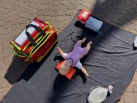 Praktisches Kindernotfall-Training mit Simulationspuppe und Notfallausrüstung im Notfallmedizin-Kurs