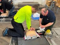 Reanimationstraining mit Defibrillator und Beatmungsbeutel im ACLS-Notfallmedizin-Kurs