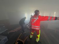 Rettungsdienst-Training in verrauchten Räumen mit Patientensimulation im Notfallmedizin-Kurs