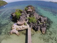 Luftaufnahme der Rock Bar des Sangat Island Dive Resort in der Coron Bay auf Palawan
