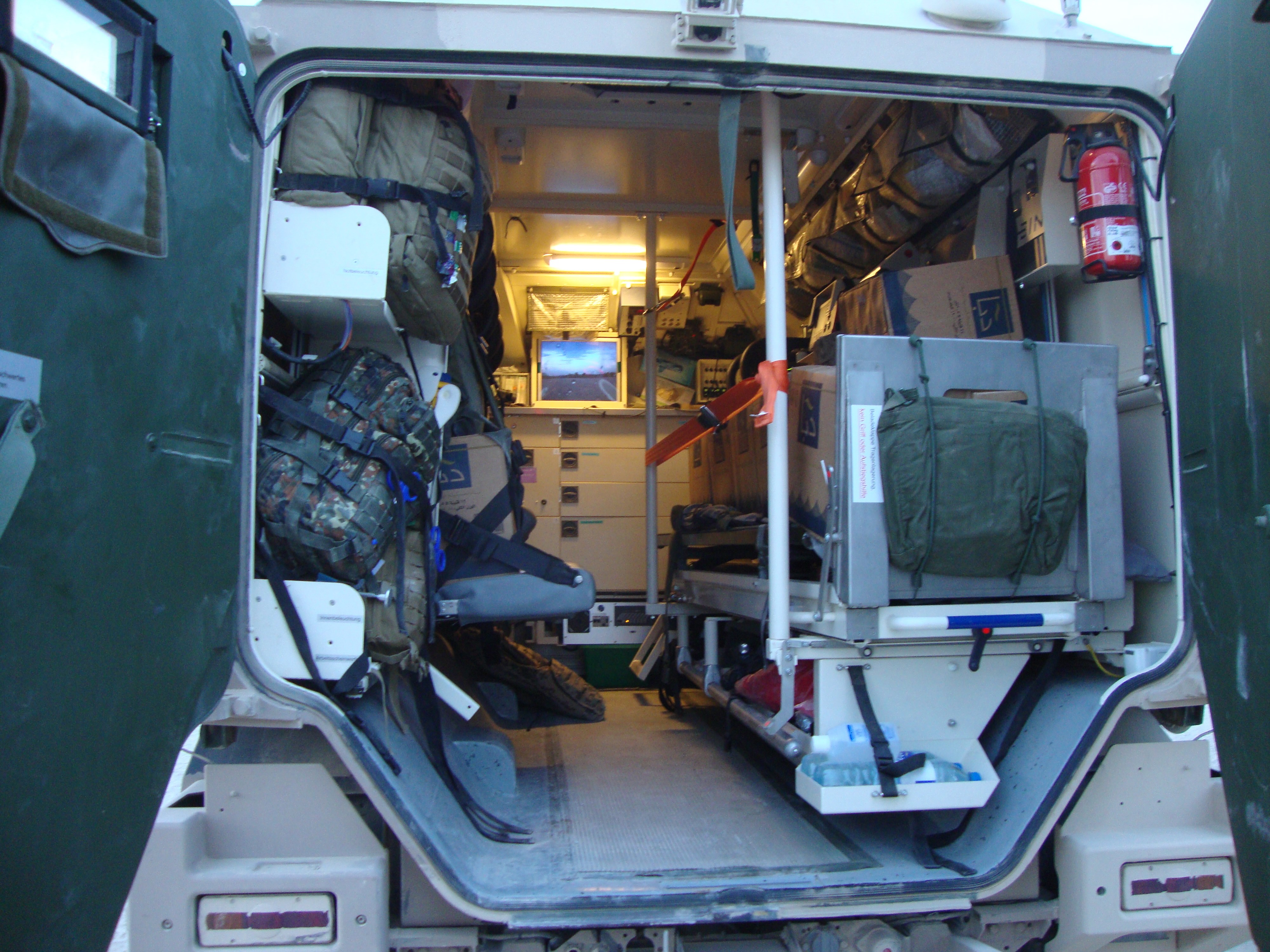 Innenraum eines militärischen Sanitätsfahrzeugs zur medizinischen Versorgung im Rahmen der taktischen Medizin