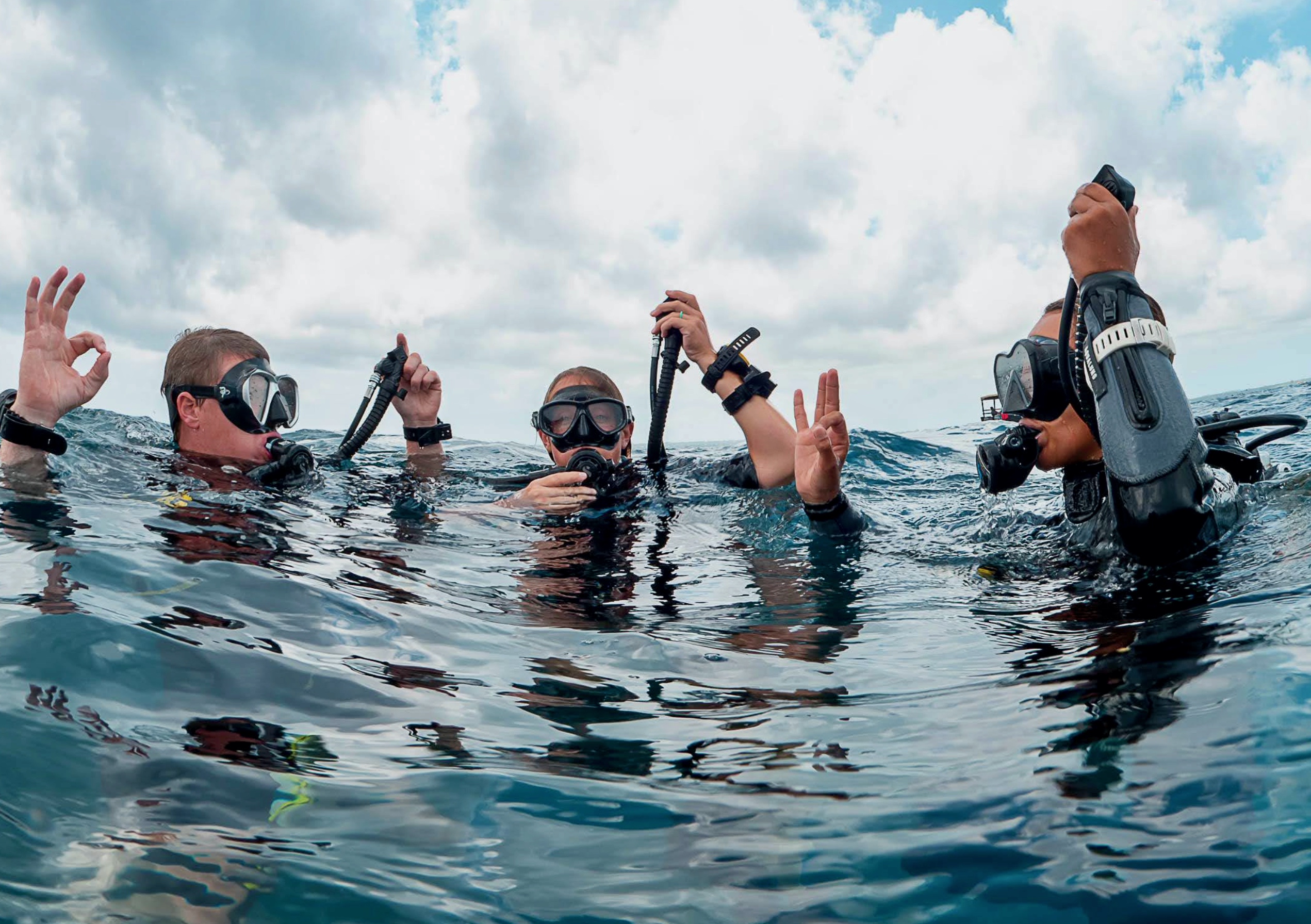Taucher an der Wasseroberfläche während einer praktischen Ausbildung im Rahmen der Tauchmedizin