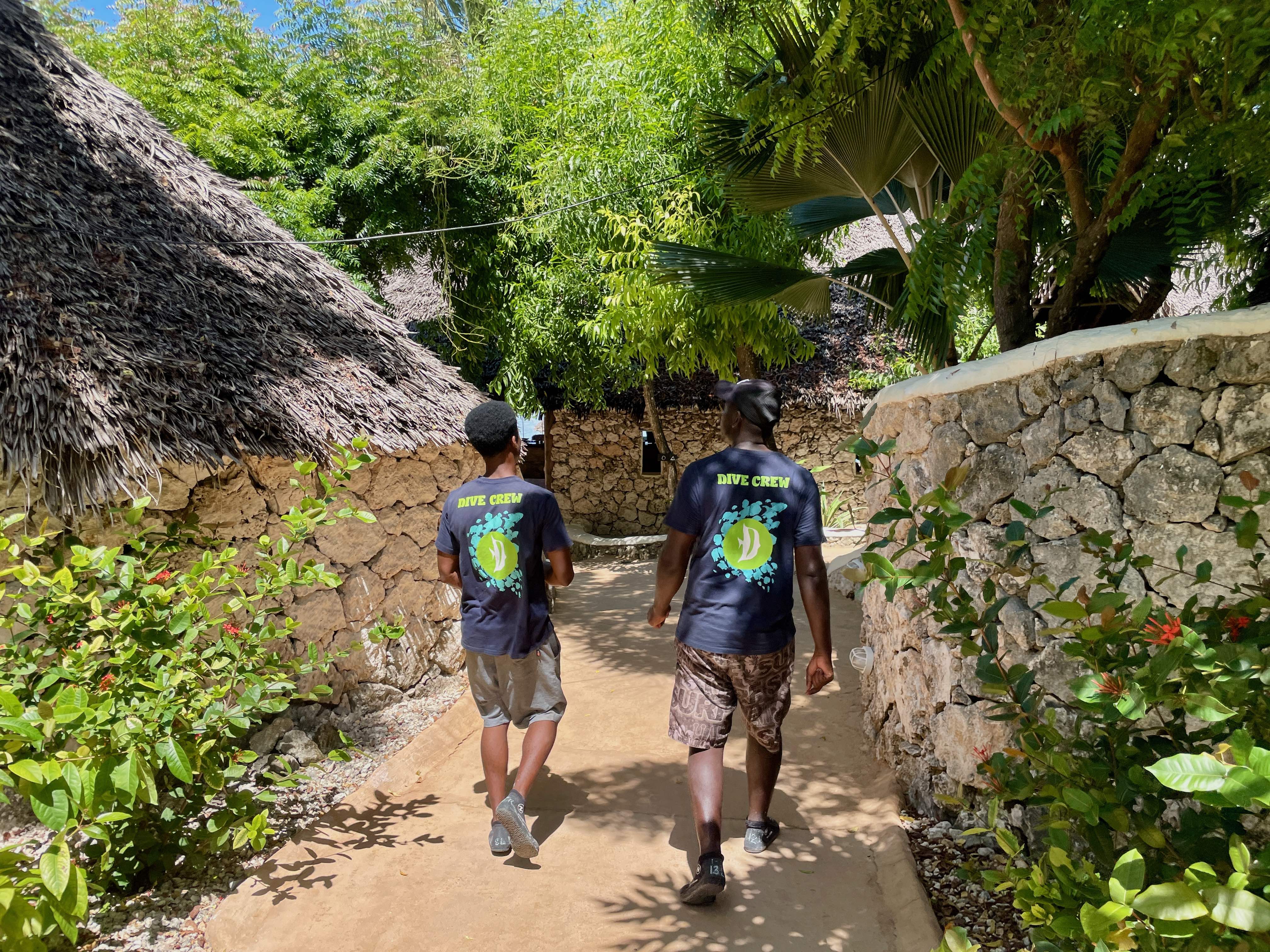 Dive Crew auf dem Weg zu Ausbildungs- und Tauchplätzen im Rahmen eines tauchmedizinischen Kurses