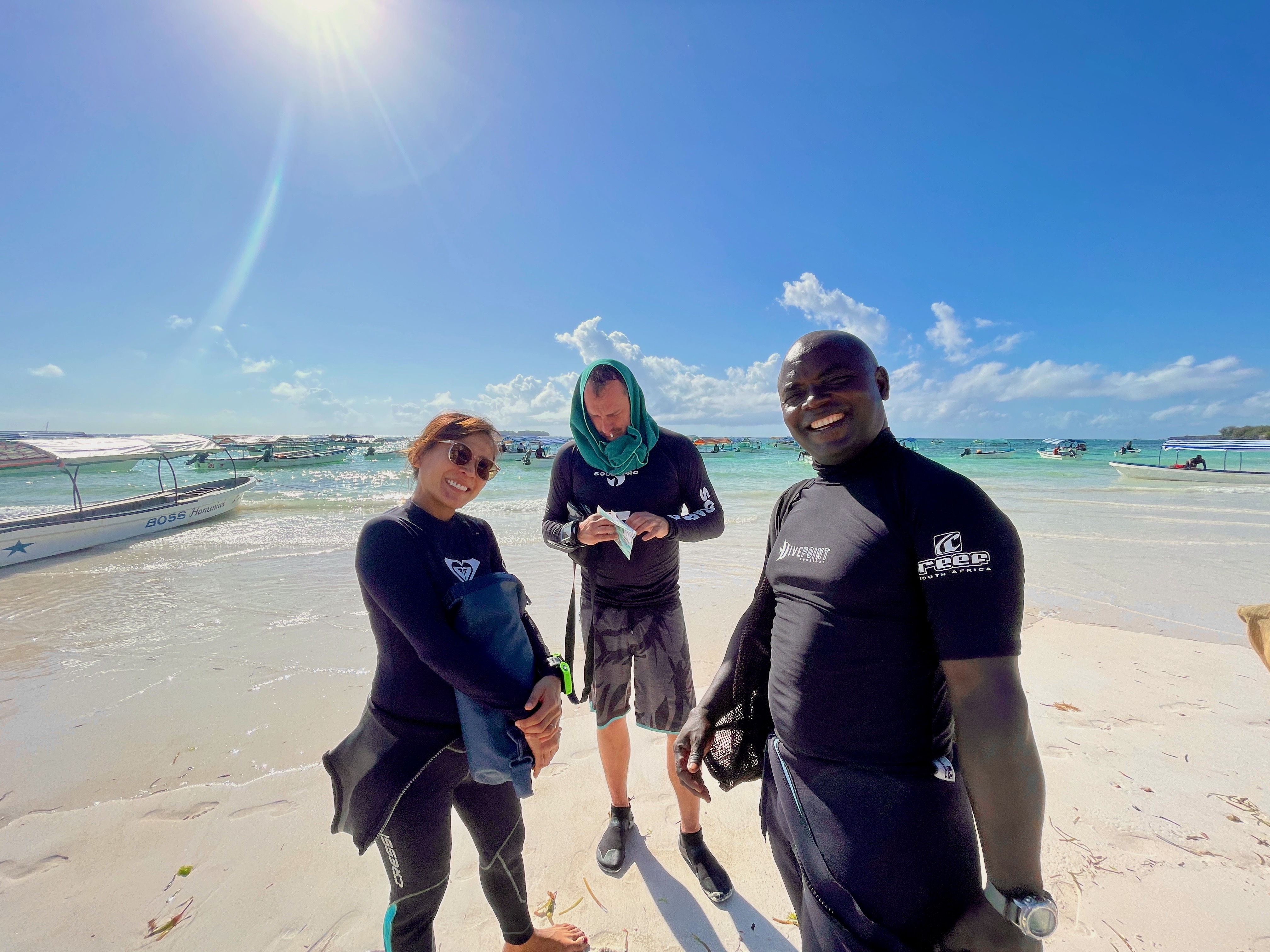 Teilnehmende des Tauchkurses am Strand als symbolisches Motiv für die praktische Umgebung der Tauchmedizin
