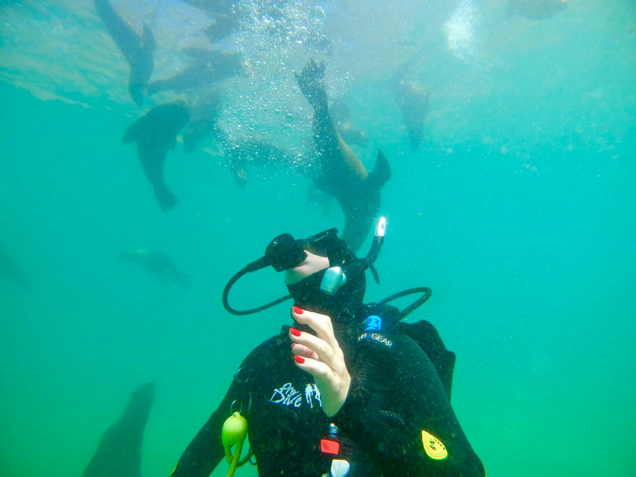 Taucherin unter Wasser als symbolisches Motiv für die maritime Umgebung der Tauchmedizin